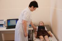 Обследование на диагностическом аппарате "АРМИС" проводит медицинская сестра школы Шлеева С.И.