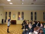 Анастасия Гесева - менеджер компании "РостЕвроСтрой" - на собрании для родителей учащихся